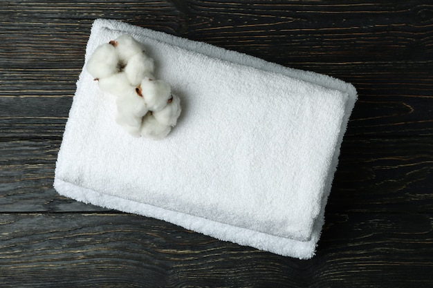 Czyste złożone ręczniki bawełniane na drewnianym widoku z góry