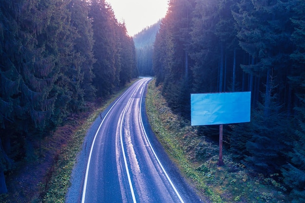 Czysty billboard w pobliżu drogi asfaltowej w górach Widok z drona