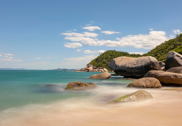 Czysty, błękitny dzień na plaży Tainha, krystalicznie wodnym raju w Bombinhas, Santa Catarina, Braz