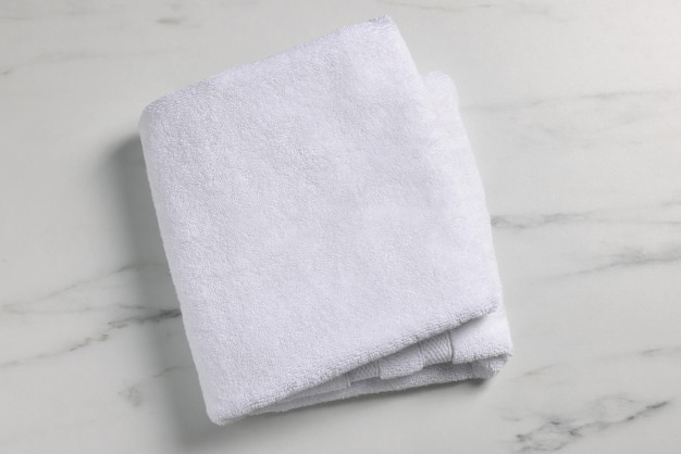 Czysty złożony ręcznik na widoku z białego marmuru