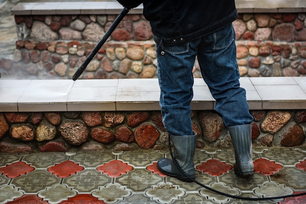 Czyszczenie płyty chodnikowej za pomocą myjki wysokociśnieniowej