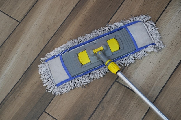 Zdjęcie czyszczenie podłogi z płytek mopem