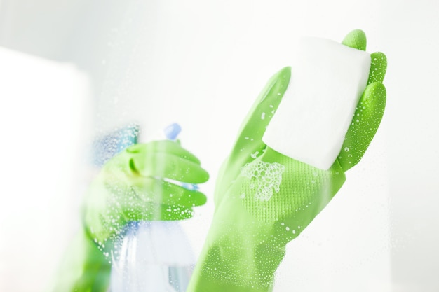 Zdjęcie czyszczenie szyby detergentem, koncepcja czyszczenia
