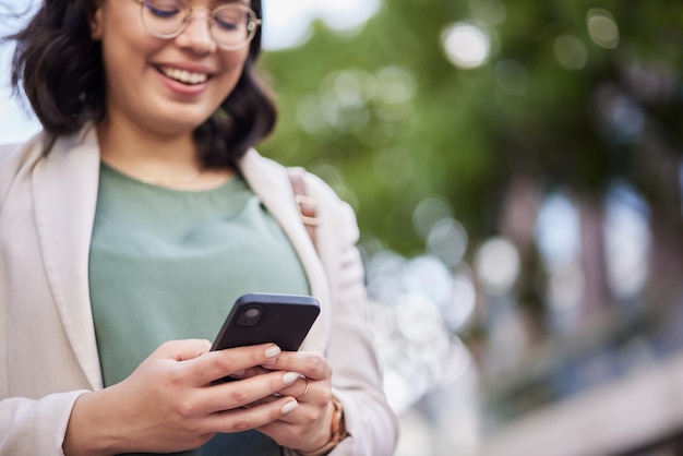 Czytanie kobiety biznesu i telefonu komórkowego na zewnątrz w celu nawiązywania kontaktów z komunikacją w aplikacji online Profesjonalna kobieca technologia i pisanie w mediach społecznościowych w celu uzyskania informacji na stronie internetowej dotyczącej kariery