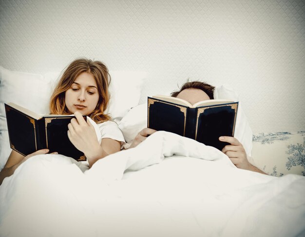 Zdjęcie czytanie książek w łóżku w domu