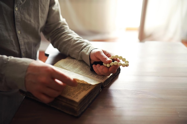 Czytanie literatury religijnej Otwarta księga Człowiek czyta Biblię lub Koran
