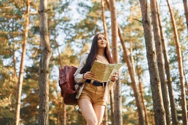 Czytanie mapy Kobieta samotnie podróżuje po lesie w dzień w lecie