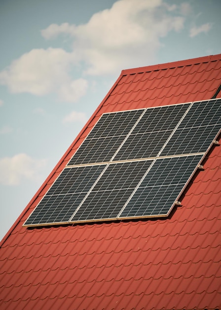 Dach domu z zainstalowanymi panelami słonecznymi Integracja technologii słonecznej w płytkach dachowych podkreśla innowacyjne podejście do wytwarzania energii, oferujące alternatywne źródło energii elektrycznej