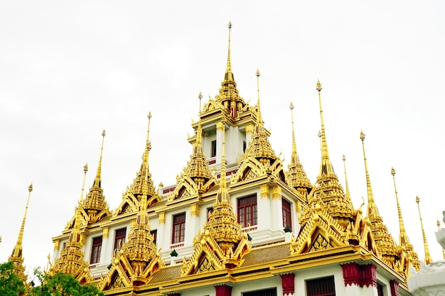 Dach Loha Prasat lub metalu kasztel w Wata Ratchanatdaram świątyni (Bangkok, Tajlandia).