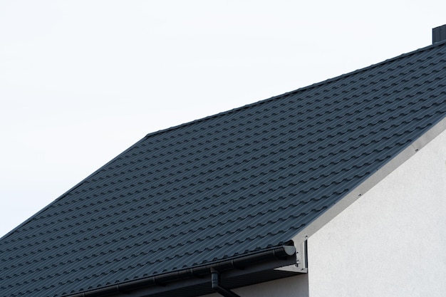 Dach nowego domu Dach z czarnej blachy Nowoczesne rodzaje pokryć dachowych