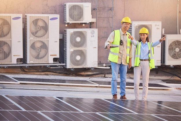 Dach paneli słonecznych lub zespół inżynierów planujący budowę fotowoltaiczną dla rozwoju energii odnawialnej Innowacje w zakresie energii słonecznej lub inżynierowie pracujący nad projektem budynku przemysłowego lub sieci