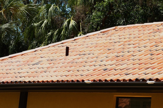 Dach pokryty jest kafelkami domu w kolorze czerwonym