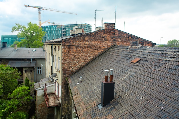 Zdjęcie dach starego budynku pokryty jest dachówką. architektura starej europy.