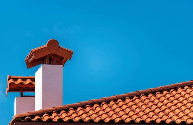 Dach Z Brązowej Dachówki Pod Błękitnym Niebem Zdjęcie Podzielone Na Dwie Części Jedna Część To Dach Z Gliny
