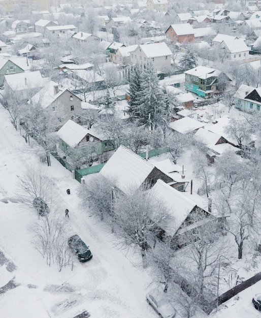 Dachy domów pokryte śniegiem