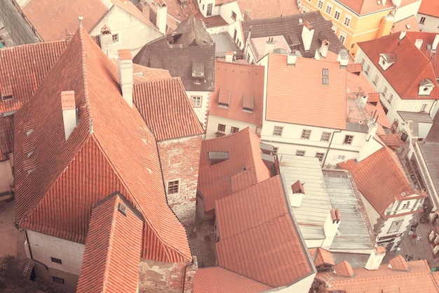 Dachy domów z czerwonymi płytkami w pięknym starym mieście Tonowane
