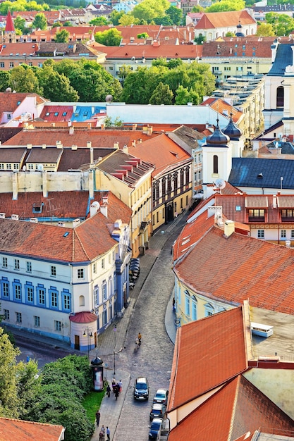 Dachy ulicy i Kościół Ducha Świętego na starym mieście w Wilnie, Litwa.