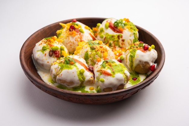 Dahi vada lub bhalla to rodzaj chaat wywodzący się z Indii i popularny w całej Azji Południowej.