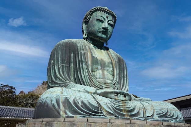 Daibutsu lub Wielki Budda Lampang Monumentalny posąg Wielkiego Buddy z brązu w lampang