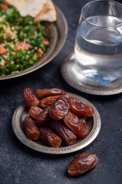 Daktyle Ramadan, Woda I Tabbouleh To Tradycyjne Potrawy Dla Iftar W świecie Islamskim