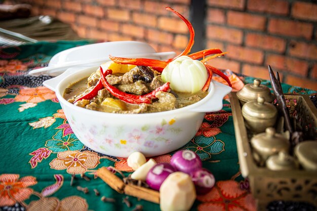 Daktylowe curry wołowe Gulai Kurma Daging Stylowe curry z daktylami wołowymi z mlekiem kokosowym