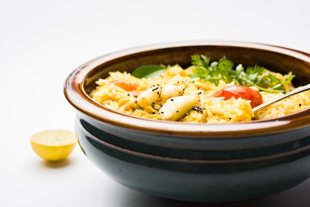 Dal khichadi lub Khichdi Smaczny indyjski przepis podany w misce na nastrojowym tle składa się z tovar dal i ryżu połączonego z całymi przyprawami, cebulą, czosnkiem i pomidorami itp. Selektywny fokus