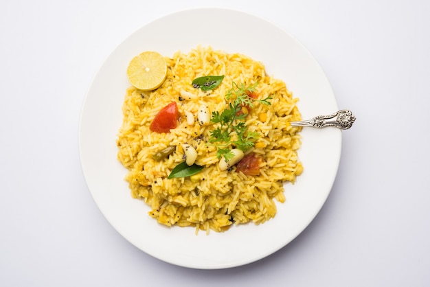 Dal khichadi lub Khichdi Smaczny indyjski przepis podany w misce na nastrojowym tle składa się z tovar dal i ryżu połączonego z całymi przyprawami, cebulą, czosnkiem i pomidorami itp. Selektywny fokus