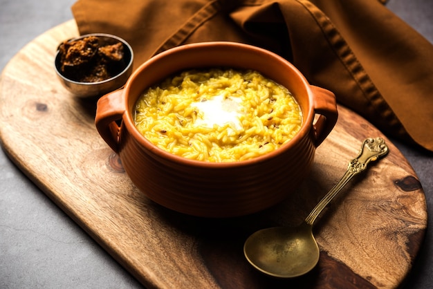 Dal Khichdi Fry With Ghee podawany w misce