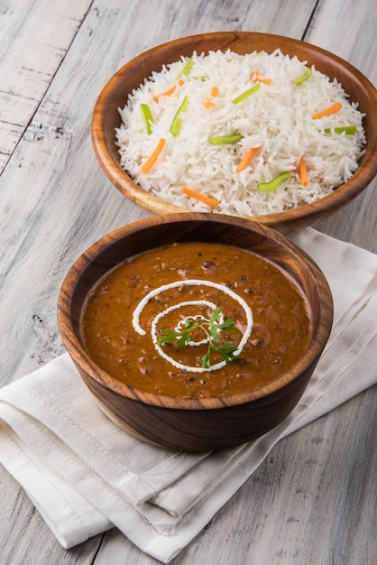 Dal Makhani Lub Daal Makhni, Indyjski Produkt Obiadowy Lub Obiadowy Podawany Z Prostym Ryżem I Masłem Roti Lub Chapati Lub Paratha I Sałatką