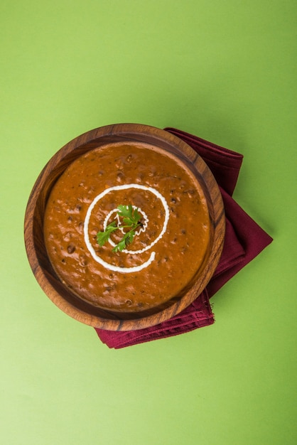 Dal Makhani lub daal makhni, indyjski produkt obiadowy lub obiadowy podawany z prostym ryżem i masłem Roti lub Chapati lub Paratha i sałatką