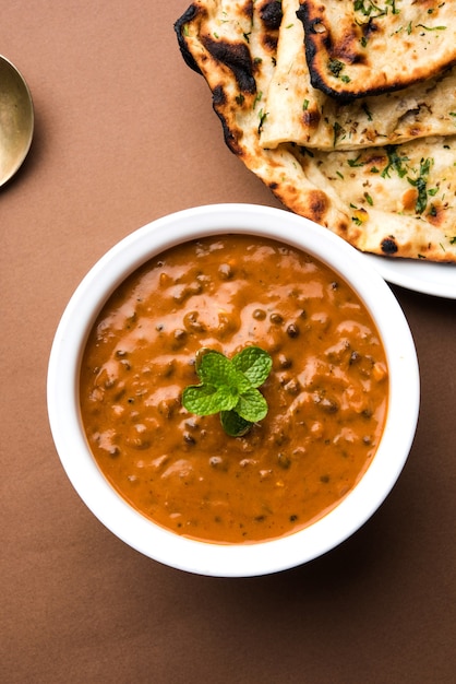 Dal Makhani Lub Daal Makhni To Popularne Jedzenie Z Pendżabu W Indiach, Przyrządzane Z Całej Czarnej Soczewicy, Czerwonej Fasoli, Masła I śmietany I Podawane Z Czosnkiem Naan Lub Indyjskim Chlebem Lub Roti