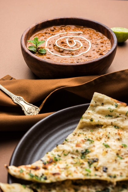 Dal Makhani Lub Daal Makhni To Popularne Jedzenie Z Pendżabu W Indiach, Przyrządzane Z Całej Czarnej Soczewicy, Czerwonej Fasoli, Masła I śmietany I Podawane Z Czosnkiem Naan Lub Indyjskim Chlebem Lub Roti