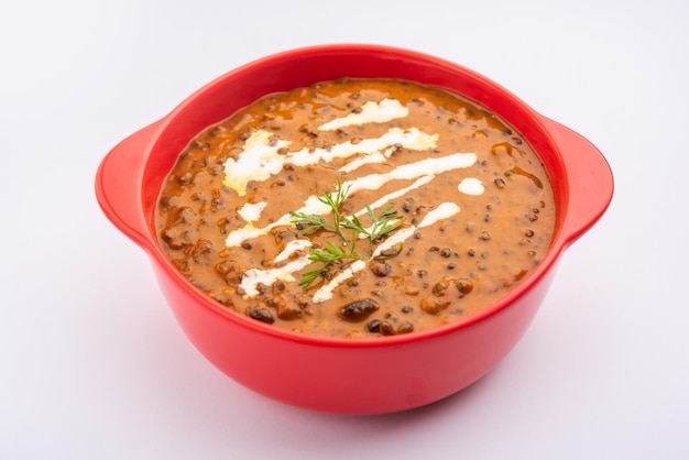 Dal makhani lub dal makhni to północnoindyjski przepis, podawany w misce, selektywny focus