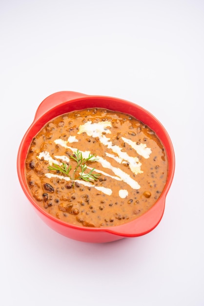 Dal makhani lub dal makhni to północnoindyjski przepis, podawany w misce, selektywny focus