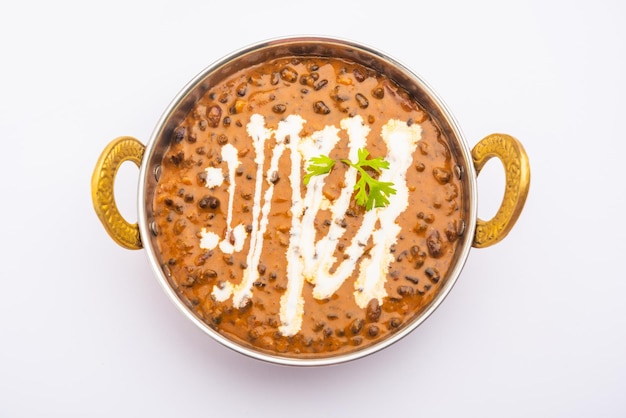 Dal makhani lub dal makhni to północnoindyjski przepis, podawany w misce, selektywny focus