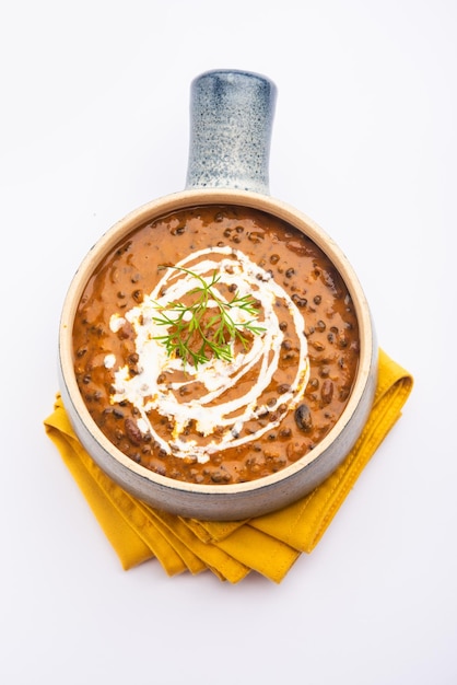 Dal makhani lub dal makhni to północnoindyjski przepis, podawany w misce, selektywny focus