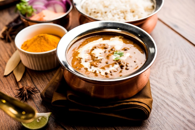 Dal makhani lub makhni to popularne danie z Indii. Wykonane ze składników takich jak cała czarna soczewica, masło i śmietana. Podawany z Naan lub roti i ryżem