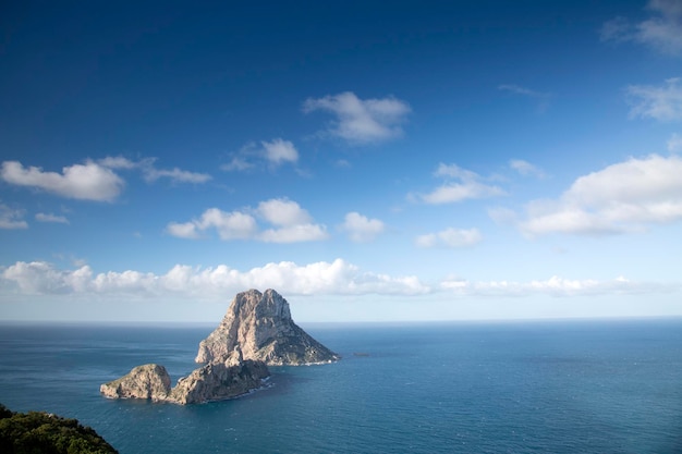 Daleki widok na wyspę Vedra na Ibizie w Hiszpanii