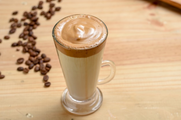 dalgona kawa puszysta kremowa bita kawa