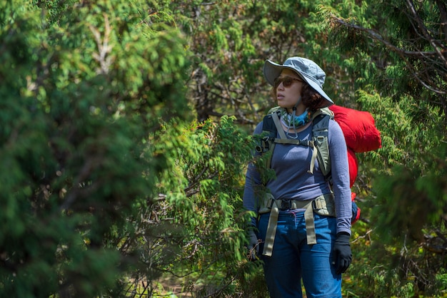 Dama backpacker lub trekker z plecakiem gubjącym w dżungli w Nepal