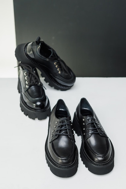 Damskie skórzane stylowe czarne mokasyny na białym tle damskie letnie buty zbliżenie Modne buty dla kobiet Selektywne skupienie
