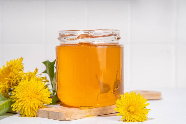 Zdjęcie dandelion jam jelly confiture w słoiku