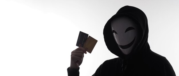 Zdjęcie dane osobowe kart kredytowych skradzione przez anonimowego mężczyznę w czarnej koszuli z kapturem