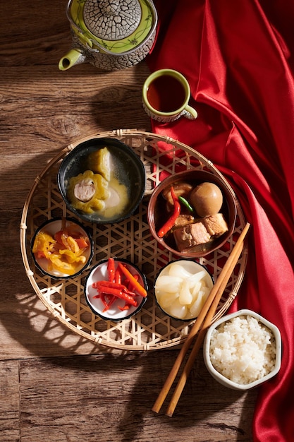 Dania na Chiński Nowy Rok, takie jak ryż, duszona wieprzowina z jajkiem, marynowana papryczka chili i czosnek oraz faszerowana gorzka zupa melonowa