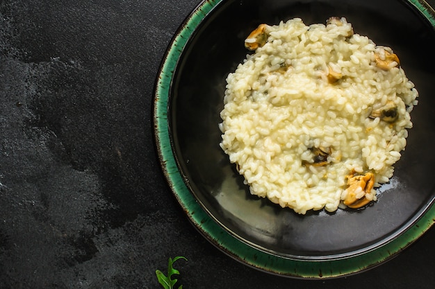 Zdjęcie danie główne z małżami risotto