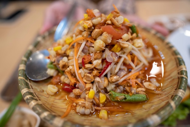 Danie sałatki z papai Pikantne tajskie jedzenie lub uliczne jedzenie Somtum słynne tajskie jedzenie