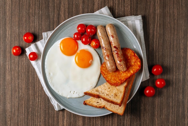 Danie śniadaniowe Bratwurst Jajka Tosty I Hasbrown z Naleśnikowym Boczkiem Pastrami Smażone Jajka I Ser w Naczyniu na Ciemnym Drewnianym Stole Widok Jedzenie