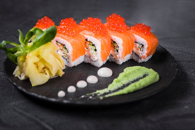 Danie Sushi W Restauracji Azjatyckiej