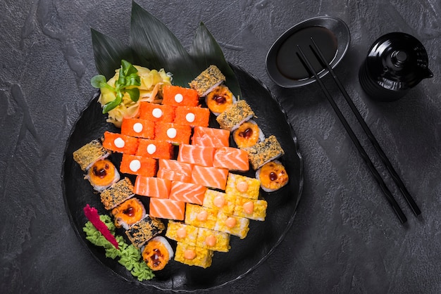 Danie Sushi W Restauracji Azjatyckiej