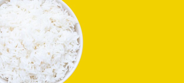 Danie z ryżu na żółtym tle